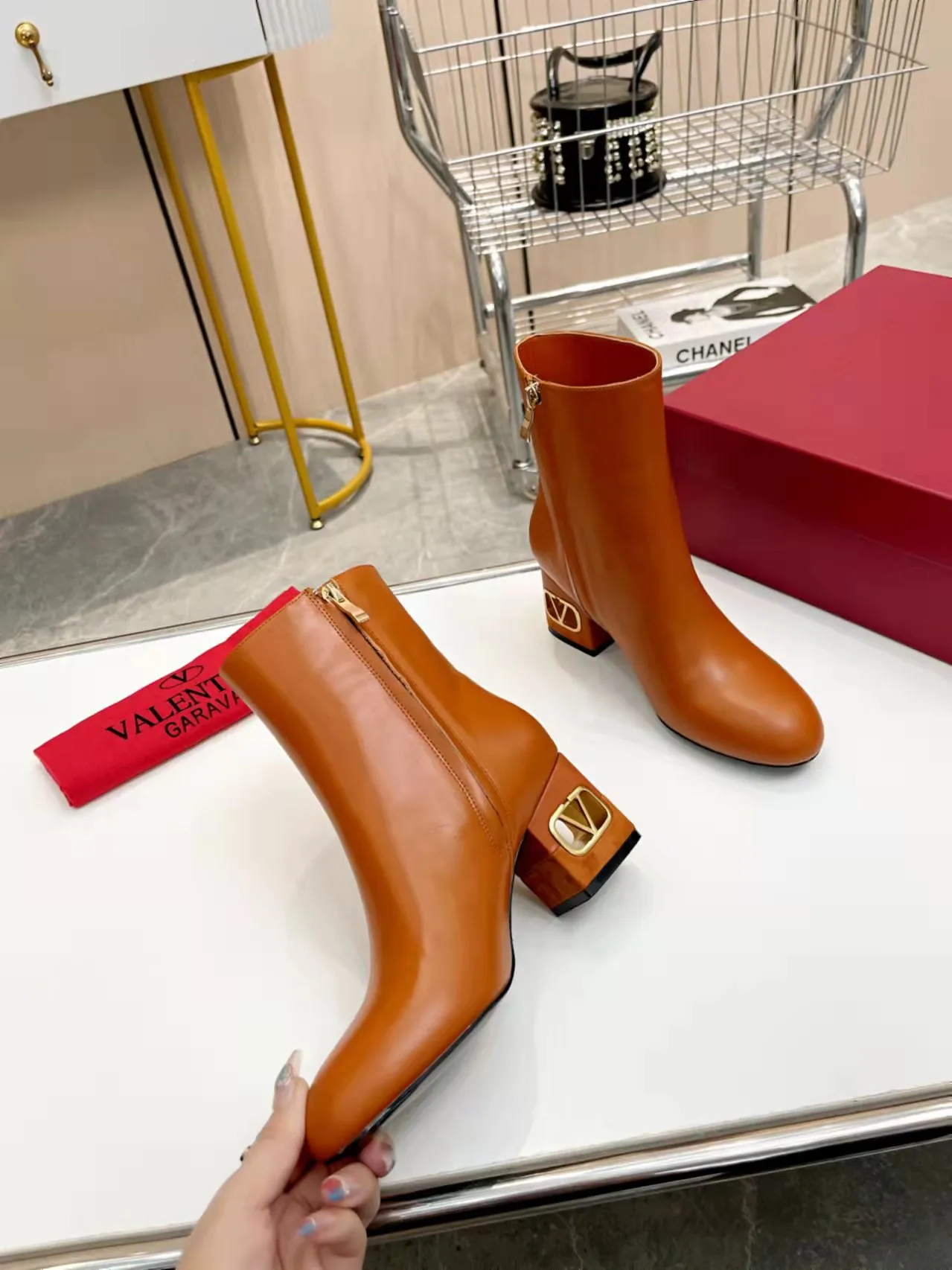👟👟Ex-factory price 600👟👟 Leather sole +40 🆕 Valentino. Valentino autumn and winter fashion women's boots: Comfortable and versatile on the upper feet, showing long legs, Fabric: Imported first-layer cowhide ⚡The most popular V buckle ⚡The inner feet are all genuine leather Code number: 35−40 (Customized size 41)